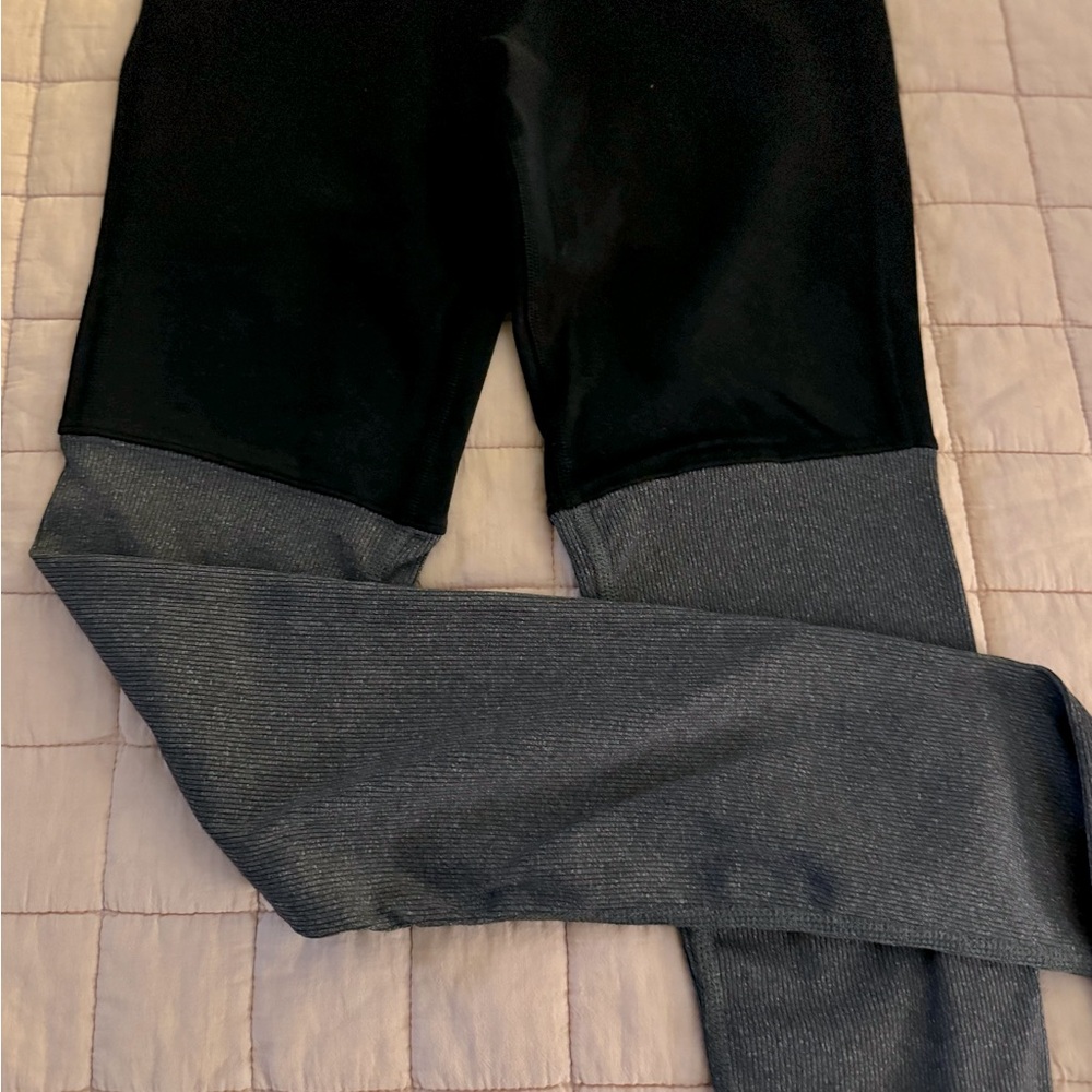 ALO leggings in black and gray. Size SM
